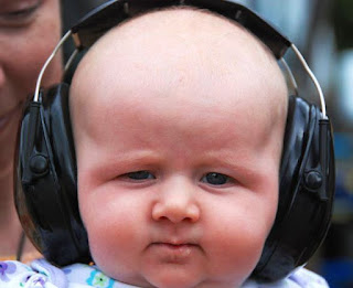 Foto gambar bayi lucu mendengarkan musik 25