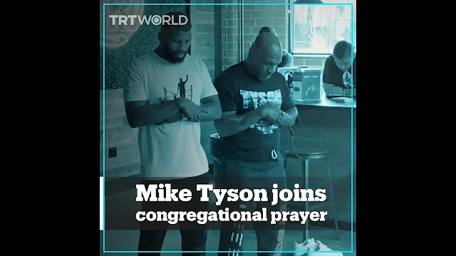 Viral Video Mike Tyson Salat Berjamaah dengan Badou Jack