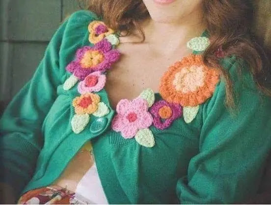 Idea de uso de aplique de flor a crochet