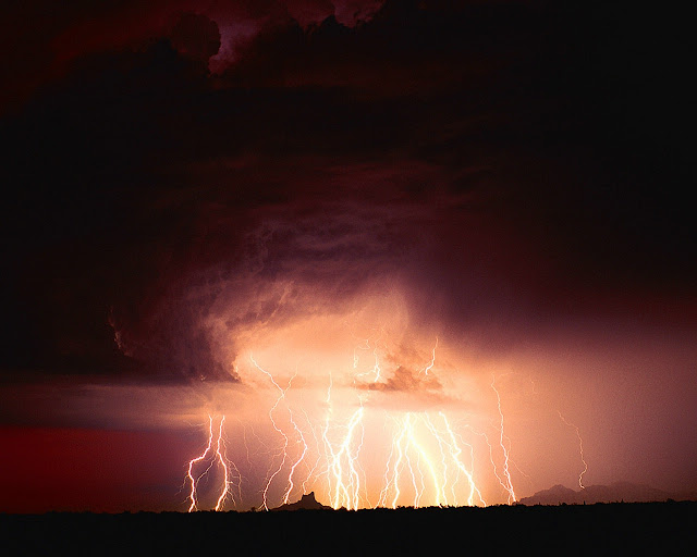 Lightning+Under+Black+Clouds