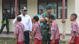 Ditunggu Akhirnya Datang !!Dansatgas Pamtas Yonif R 142/KJ Membawa Kebahagiaan Bagi Anak-anak di Papua