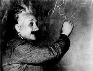 Einstein mendiskusikan teori-teorinya. 