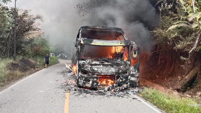 Bus ALS dari Medan Hangus Terbakar di Agam Sumbar