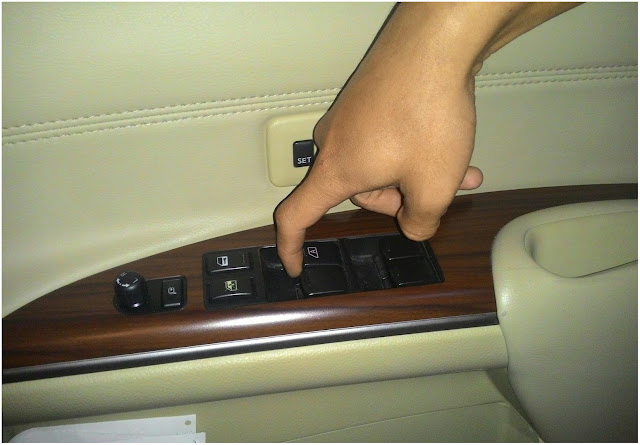  pernahkah anda mengalami insiden dimana beling kendaraan beroda empat turun setengah sehabis dinaikkan full Teknik Mereset Power Window Otomatis Mobil