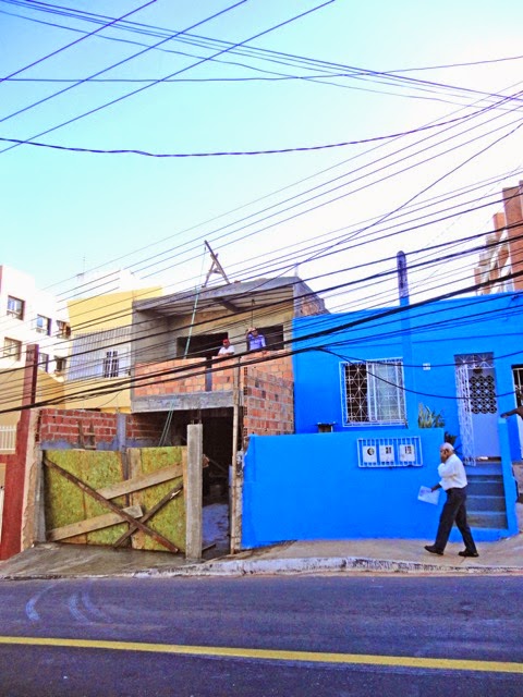 Sem fiscalização da Sucom obra inferniza vida de professora aposentada  e até cachorro sobe no telhado 