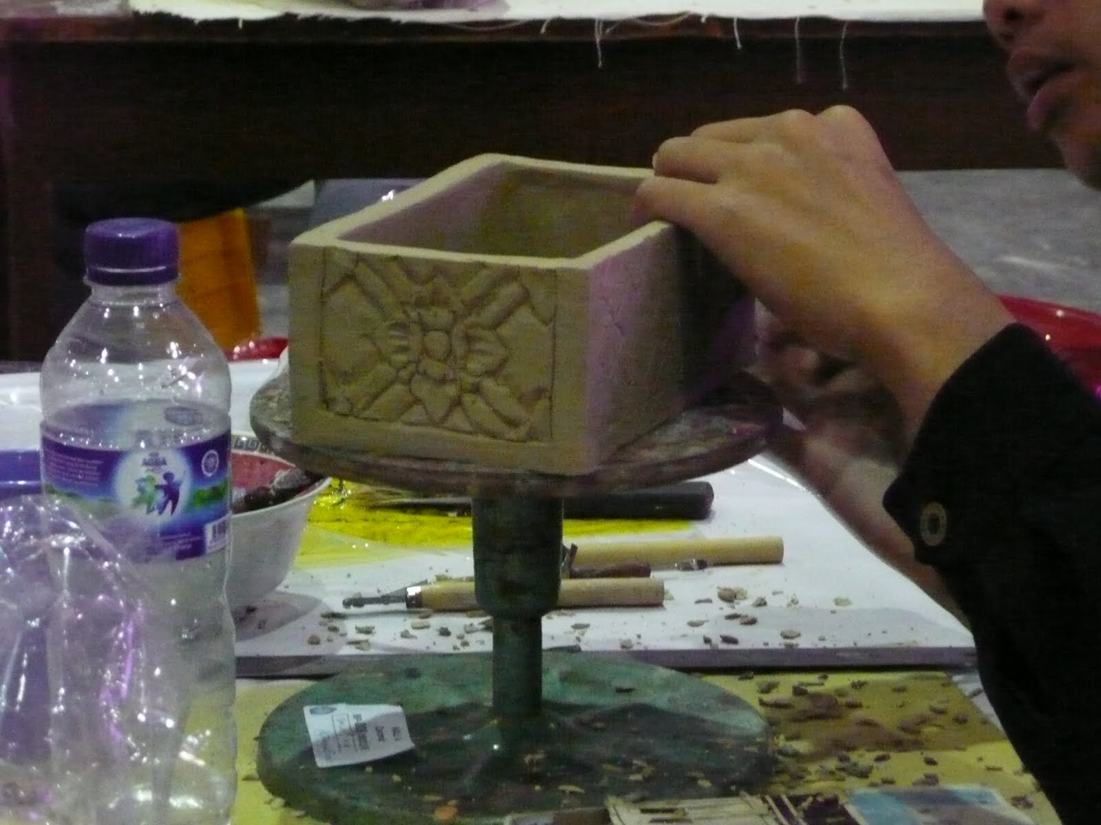 Membuat Kriya Keramik dengan Teknik Lempeng Slab
