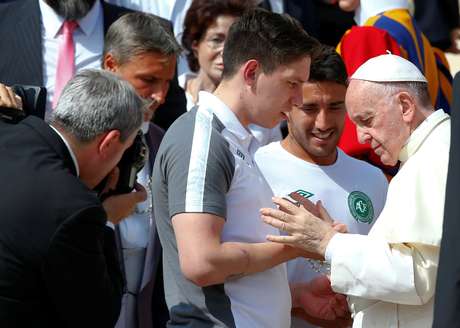 Papa Francisco recebe jogadores da Chapecoense no Vaticano