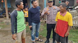 Polsek Sindang Datangi Rumah Warga Yang Rusak Akibat Diterjang Angin Kencang dan Hujan Deras