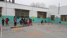 Foto 1: Alumnos jugando basket.