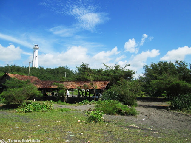 Mercusuar dari pantai Pandansari