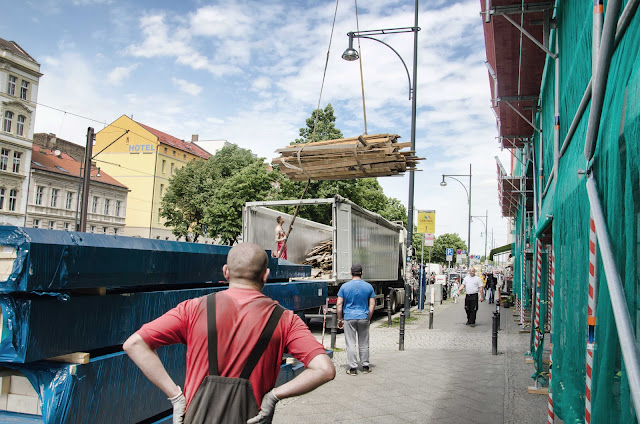 Baustelle Dachausbau, Altholzabholung mit Kran, Greifswalder Str. 35, 10405 Berlin, 02.06.2015