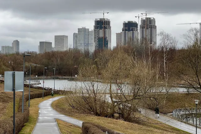 Парк Олимпийской Деревни, Олимпийские пруды на реке Самородинке, строящийся жилой комплекс «Академ-палас»