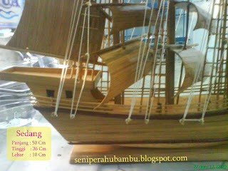 miniatur perahu bambu