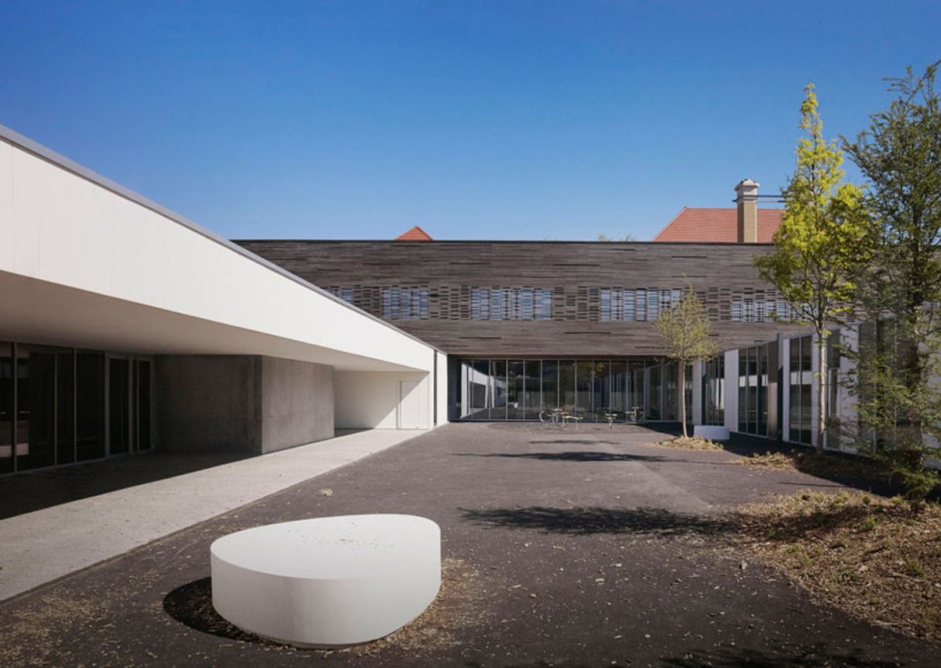 School: BRIAND BUISSON NADAUD SCHOOL by ZIGZAG ARCHITECTURE