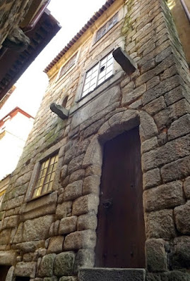 Fachada de uma casa medieval no Porto