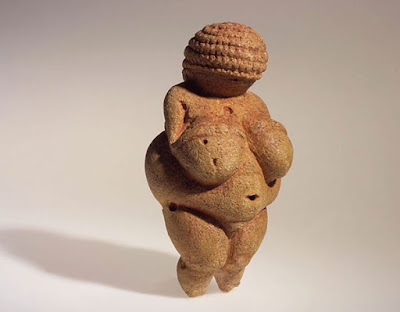 Venere preistorica, ca 24.000 - 22.000 a.C. Pietra calcarea, altezza 11 cm. Da Willendorf (Bassa Austria). Vienna, Naturhistorisches Museum. storia dell'arte rupestre preistoria palelitico