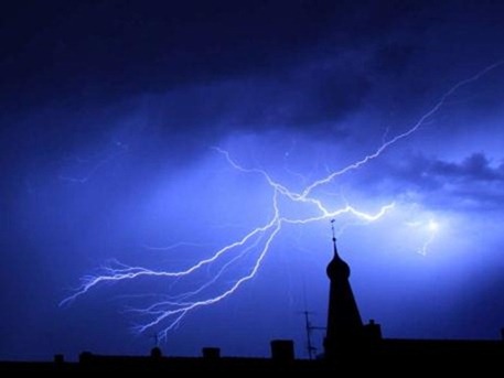 Über der Friedenskirche in Nürnberg zucken Blitze