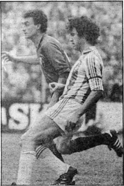 Gail disputando un  balón con un jugador de Osasuna. REAL VALLADOLID DEPORTIVO 2 CLUB ATLÉTICO OSASUNA 0. 07/02/1982. Campeonato de Liga de 1ª División, jornada 23. Valladolid, estadio Municipal José Zorrilla. GOLES: 1-0: 29’, Alí Navarro. 2-0: 81’, Gail.