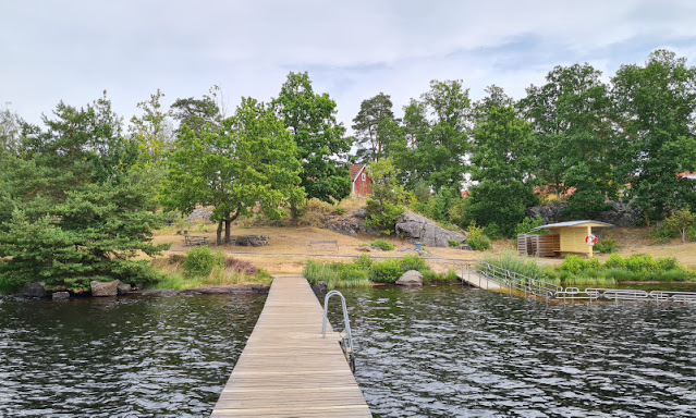 Unsere 3 liebsten Badestellen am See in Småland rund um Fågelfors, Virserum und Högsby. Der Badeplatz "Kaffeberget" am schwedischen See Virserumssjön in Smaland hat Badestege, eine Rutsche, einen kleinen Sprungturm, Toilette, einen Parkplatz und sogar eine Sauna.