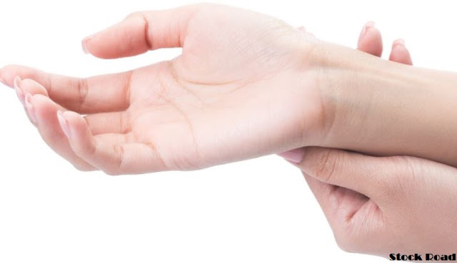 हाथों की कमजोर पकड़बीमारियों का संकेत, हेल्दी के लिए ये ट्रिक (Weak grip of hands is a sign of diseases, this trick to stay healthy)