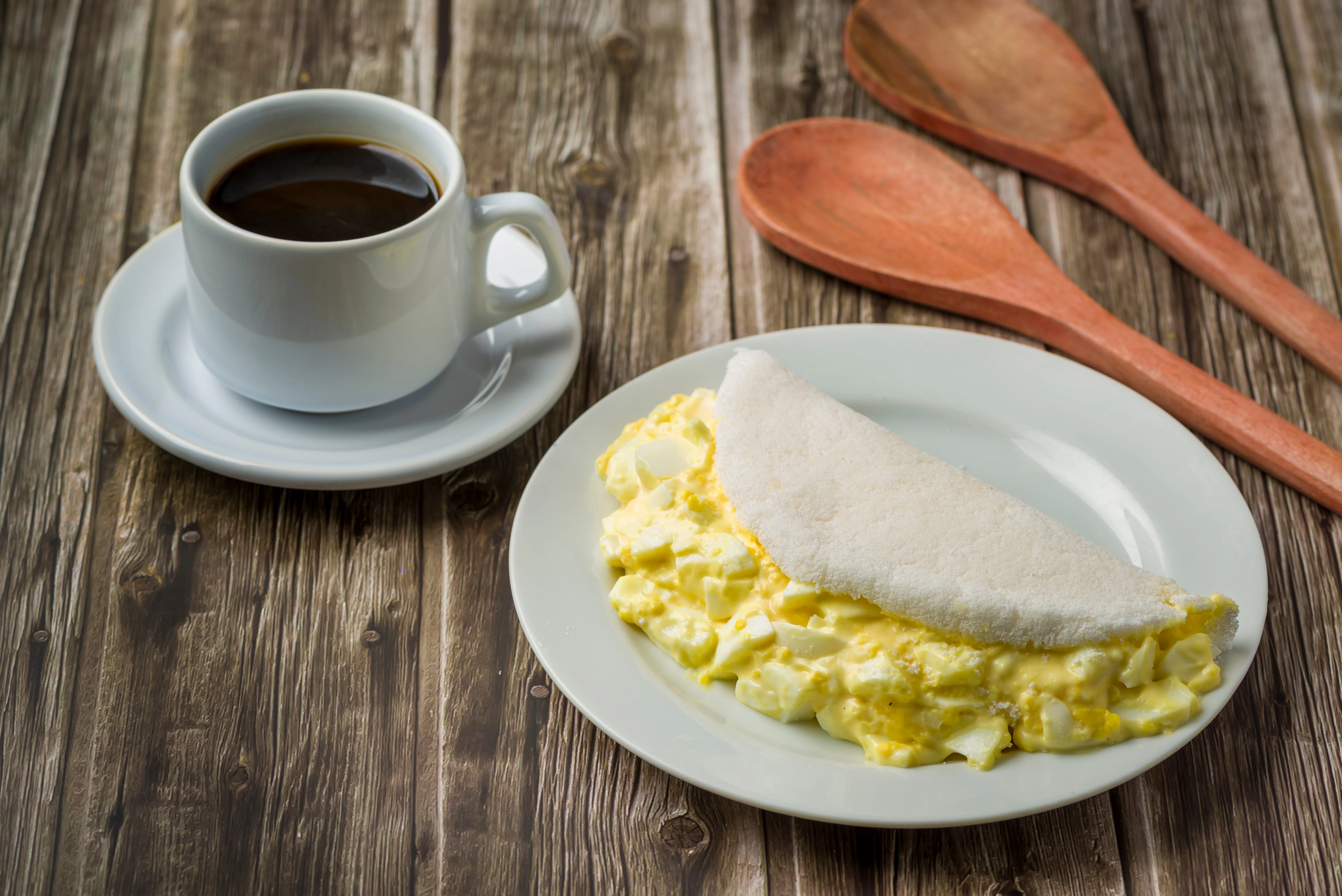 Tapioca com ovo e xícara de café. Café da manhã típico do nordeste brasileiro