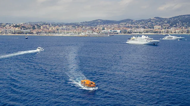 Il mare di Cannes di fronte a Saint Marguerite