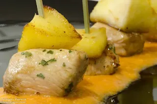 Brocheta de pollo y manzana con salsa romesco