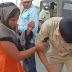 जौनपुर में पिता को पिटता देख बेटी ने सरेराह सिपाही को पीटा, वीडियो वायरल