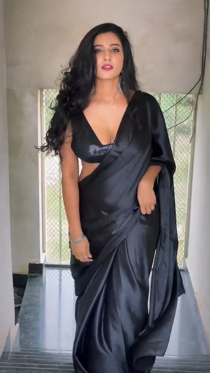 Vishnupriyaa bhimeneni cleavage black saree hot