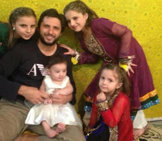 Shahid afridi with has Doughters aqsa,ansha,ajwa,asmara