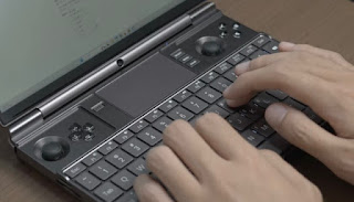 GPD Win Max2のキーボードに手を添えた写真