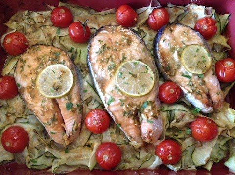 Salmão no forno em cama curgete