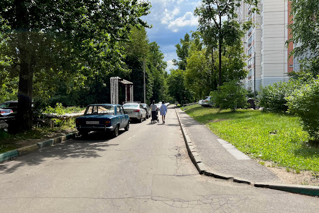 Беловежская улица, дворы