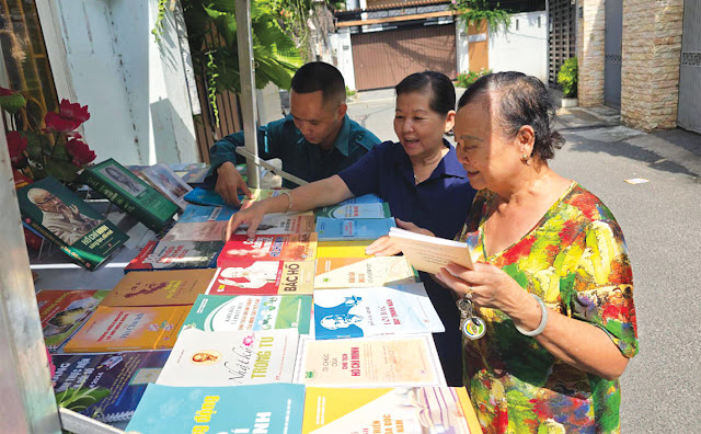 Cán bộ, đảng viên và Nhân dân Phường 7 tìm hiểu cuộc đời, sự nghiệp hoạt động cách mạng của Chủ tịch Hồ Chí Minh tại góc học tập lưu động. (Ảnh: TL)