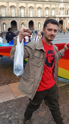 Un partecipante al flashmob ha la maglietta del Che e alza il pugno chiuso