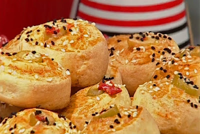 Zeytinli Peynirli Rulo Çörek