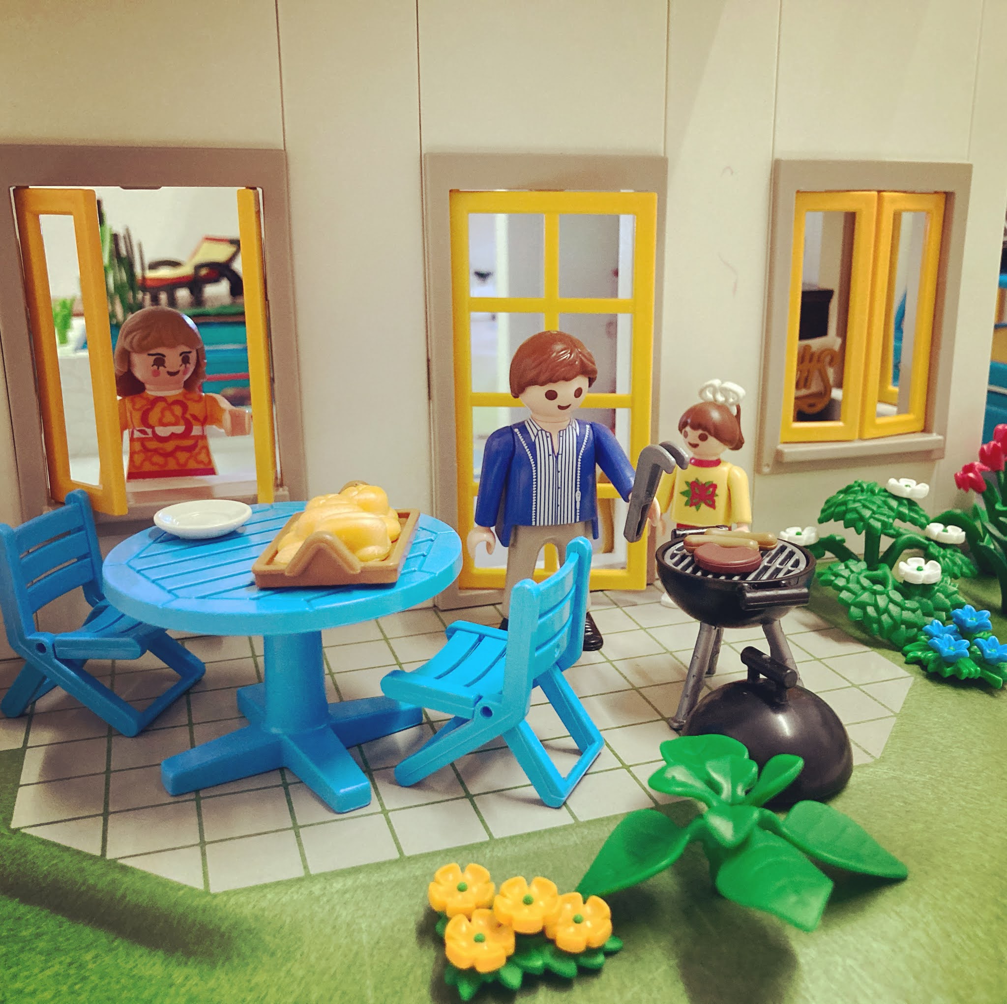 Jane Chérie: A Review of the Playmobil Suburban Dollhouse