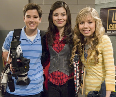 Costars Miranda Cosgrove y Jennette McCurdy aparecen con sus gemelas en el 