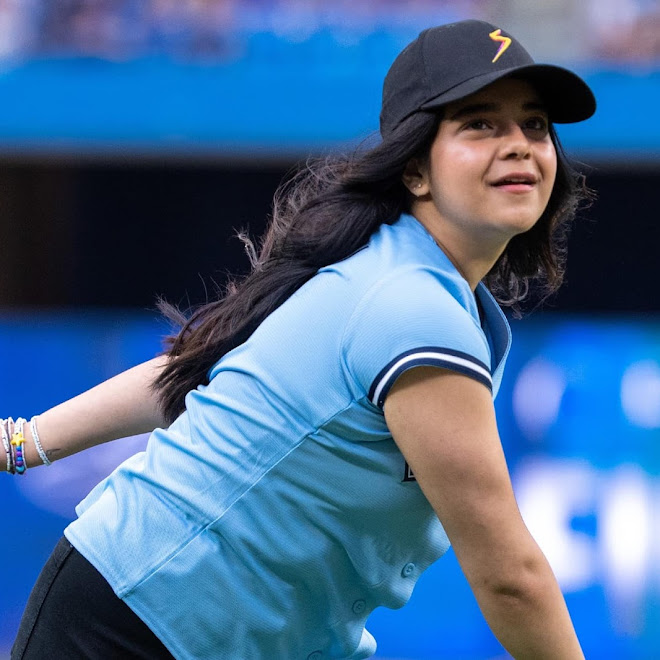 💜 Ms. Marvel⚡Iman Vellani throwing the First pitch at Toronto Blue Jays Game : トロント・ブルー・ジェイズのピッチャー代わりまして、みんな大好きのミズ・マーベル、イマンちゃん ! !