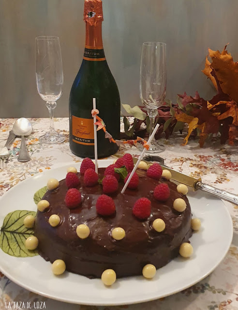 Tarta de chocolate con frambuesas y cava