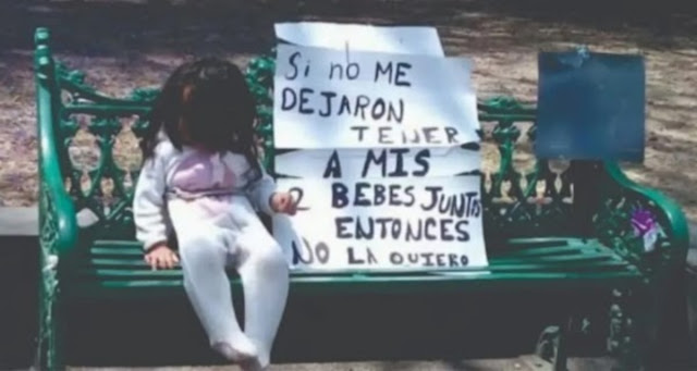 Con lagrimas en los ojos, joven madre amarra a banca a una niña y la abandona en Puebla