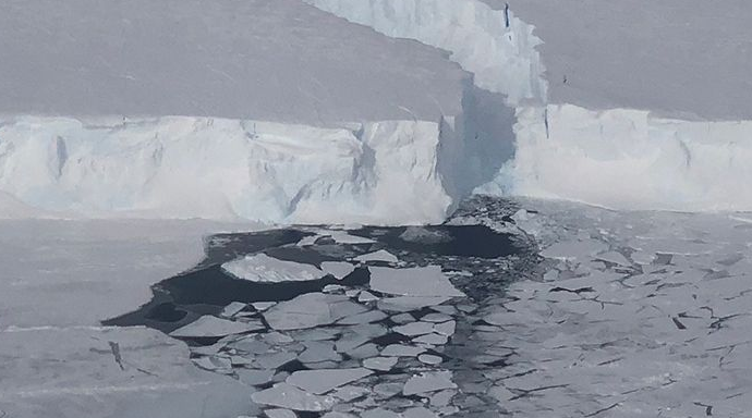 Εντυπωσιακές εικόνες από την αποκόλληση τεράστιου παγόβουνου στην Ανταρκτική (Βίντεο)