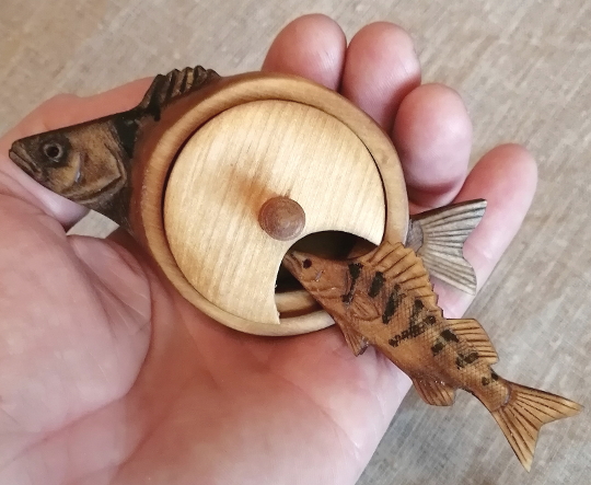 деревянная солонка в подарок рыбаку