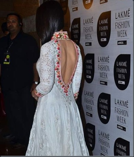 lfw-2011-kareena-back