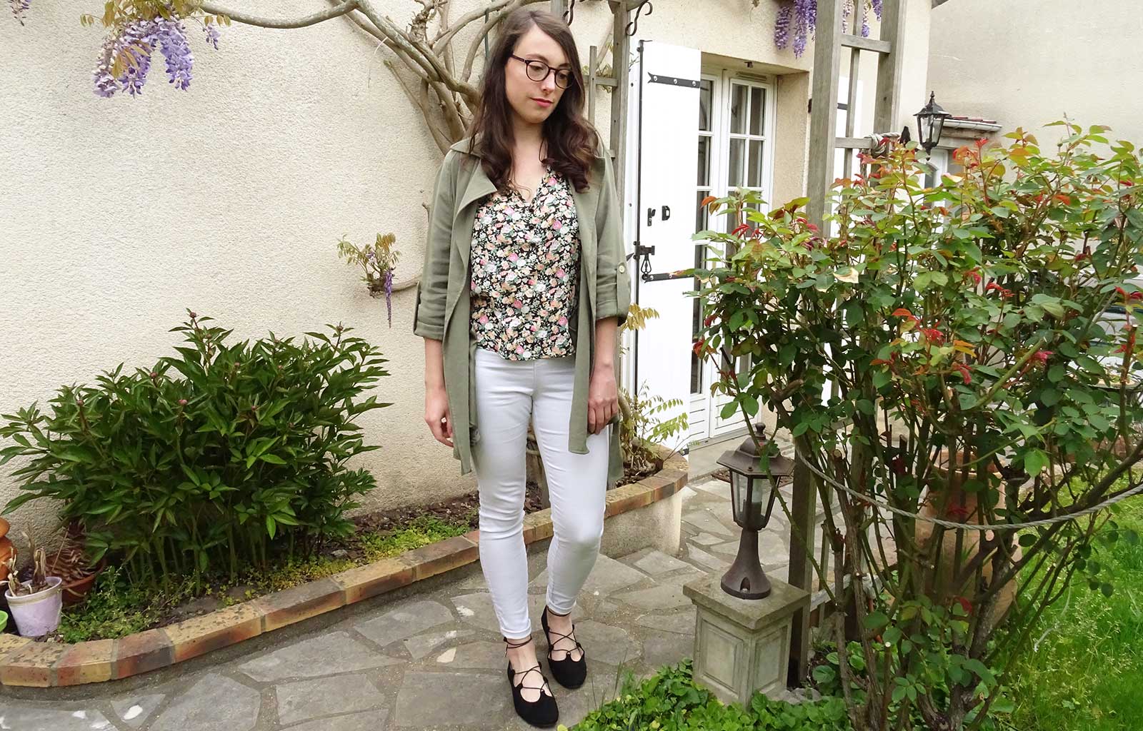 look blouse fleurie SHEIN pantalon blanc primark veste kaki etam ballerines noires