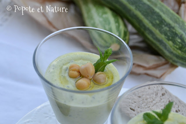 gaspacho soupe froide de courgettes à la menthe et aux pois chiches