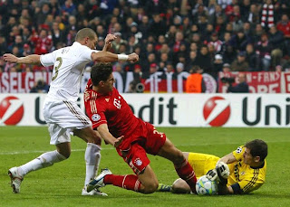 Gomez fihgting against Pepe and Casillas