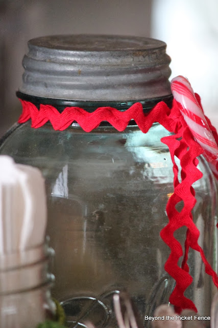 12 days of christmas Hot Cocoa Station http://bec4-beyondthepicketfence.blogspot.com/