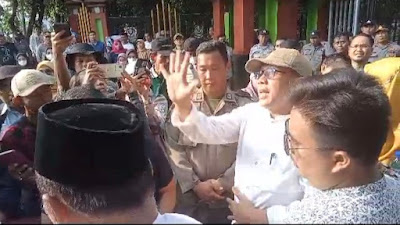 Aksi Demo Sekolah Swasta  Kota Bekasi Desak Disdik Tandatangani Tak Tambah Jumlah Rombel  