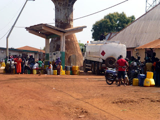 Andrang an einer Tankstelle in Kamakwie, Sierra Leone